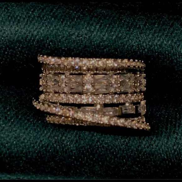 Elegant Zirconia Diamond Crystal Band Silver Ring - Picture 13 of 16